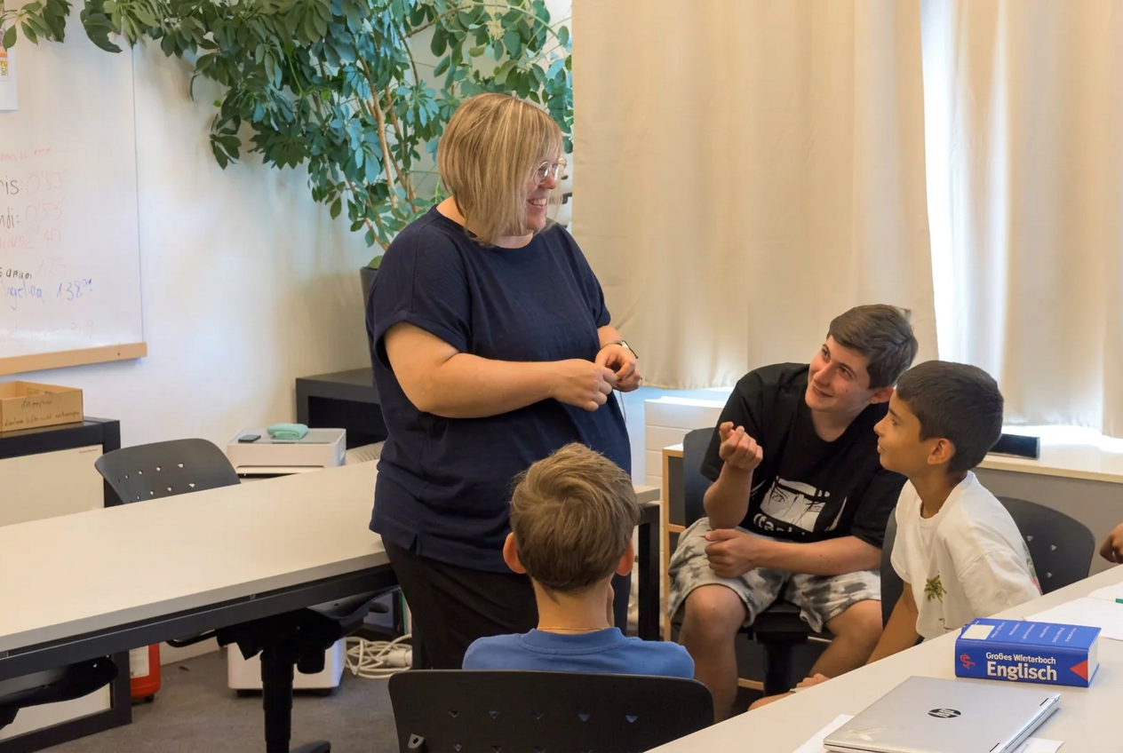 Schülerin arbeitet konzentriert in der Primarschule der Giraffen.Schule