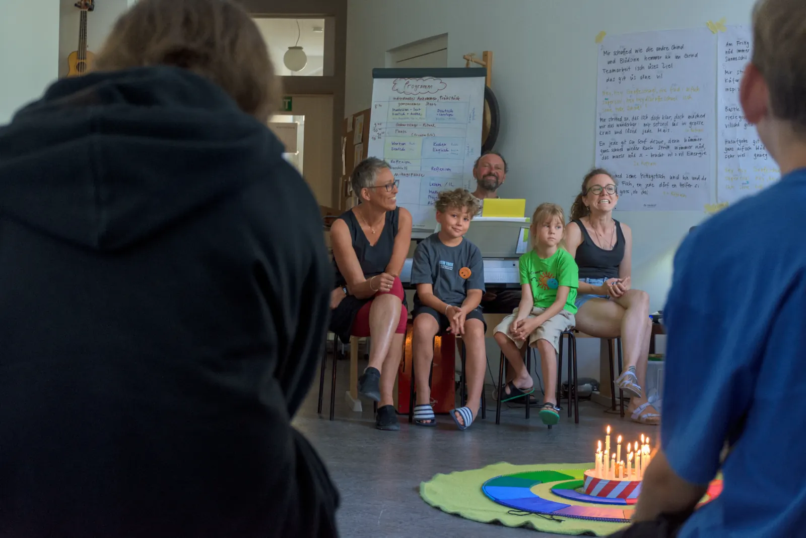 Lernende und Lehrperson im Schulalltag der Giraffen.Schule
