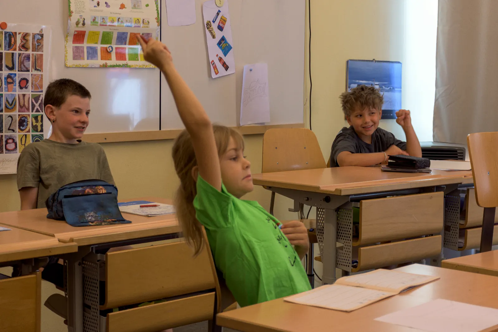 Lehrperson im Gespräch mit einem Schüler am Laptop
