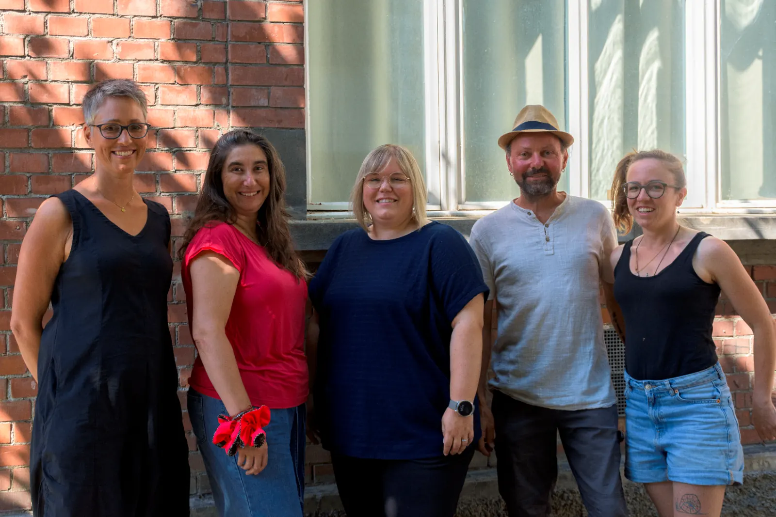 Team der Giraffen.Schule Heerbrugg vor dem Schulhaus