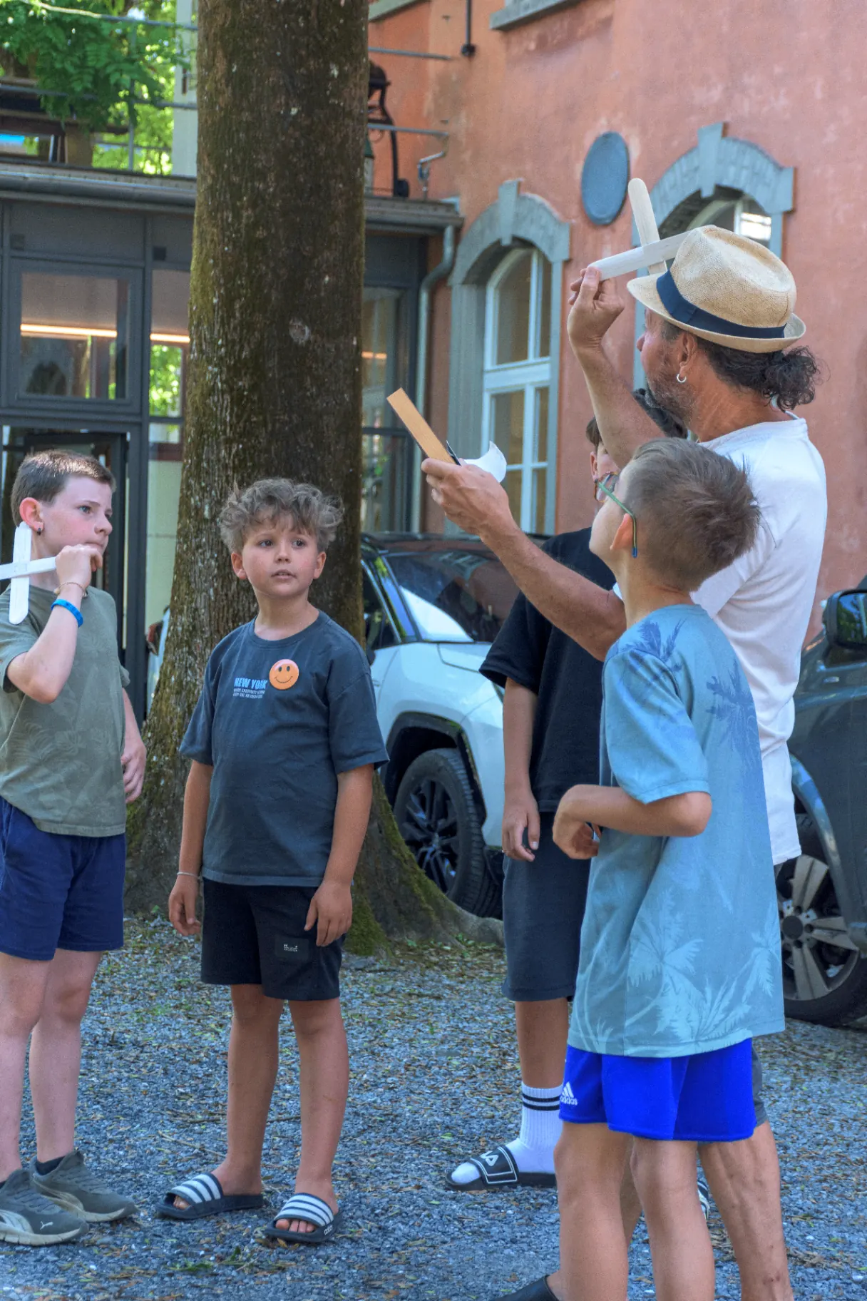 Schülerinnen arbeiten gemeinsam mit Montessori-Material