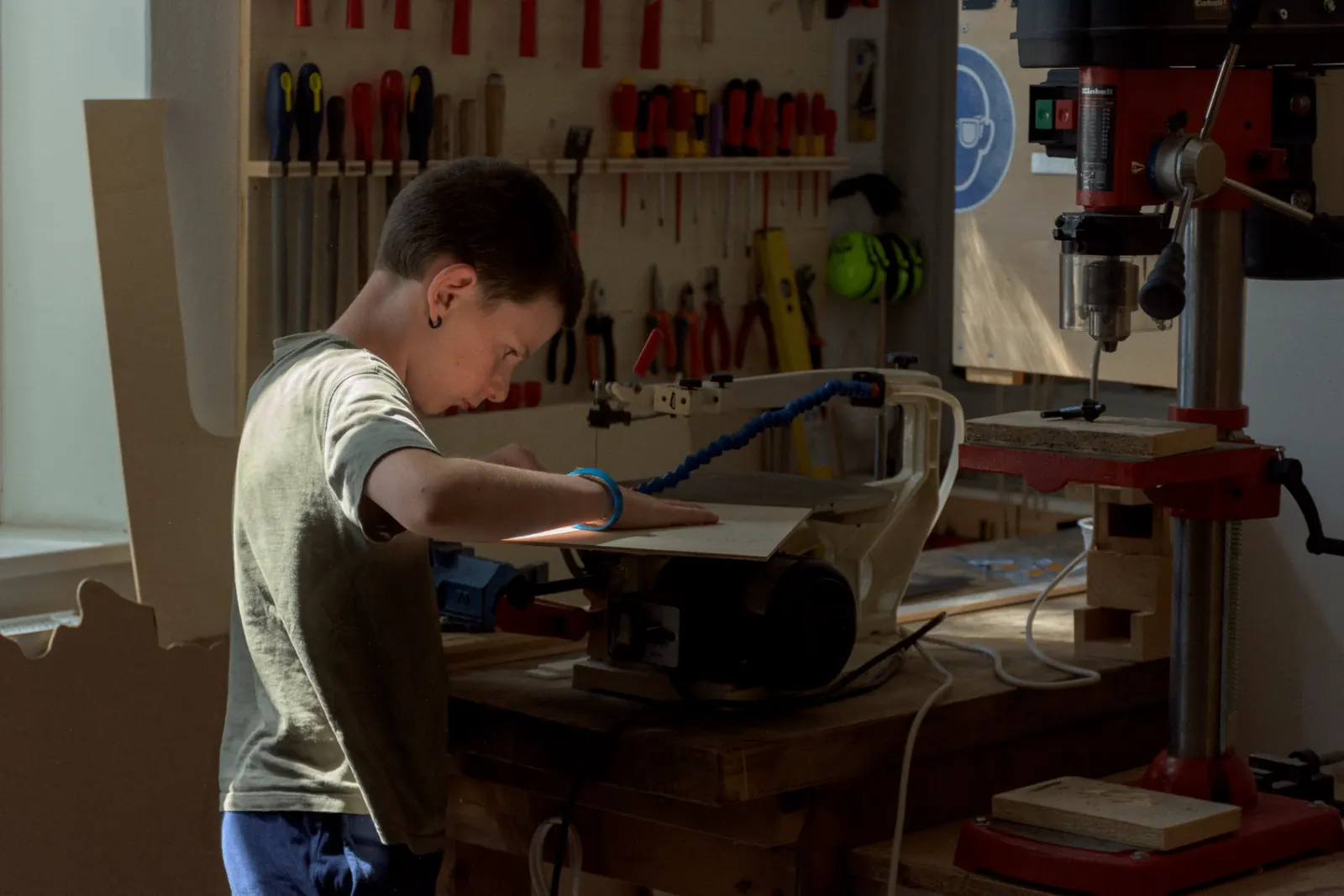 Schüler arbeitet in der Werkstatt an der Dekupiersäge
