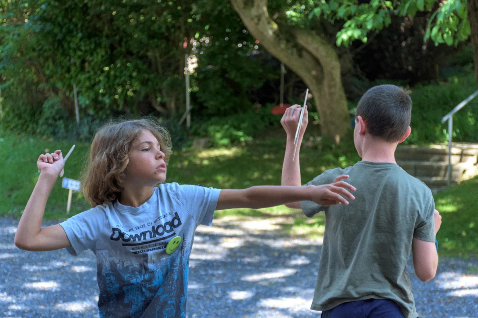 Zwei Kinder spielen im Garten
